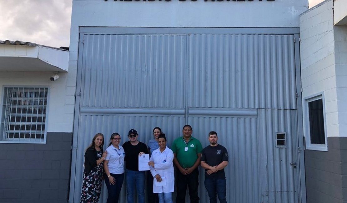 Biblioteca de Arapiraca doa livros para Presídio do Agreste e fortalece projeto de ressocialização