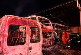 Incêndio em garagem de veículos destrói dois ônibus e duas vans em Igaci