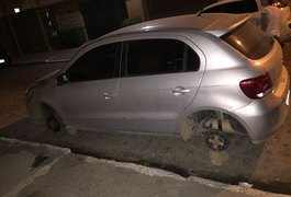 Carro tem rodas furtadas durante o Folia de Rua, em Arapiraca