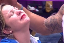 BBB16: Cacau termina com Matheus e cai no choro com Renan