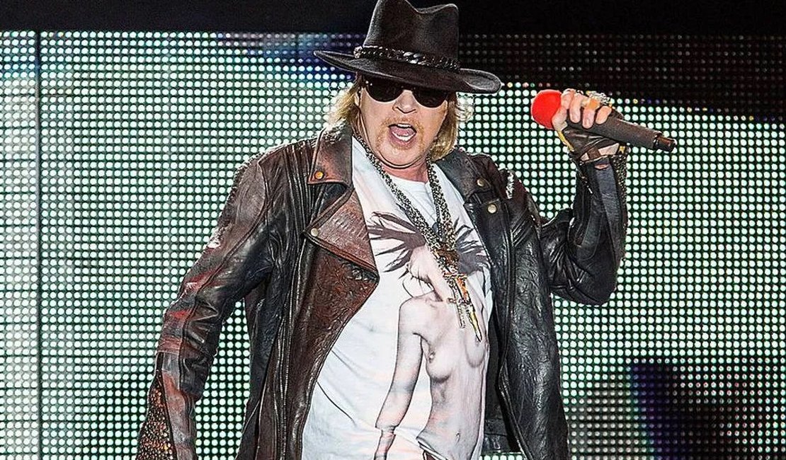 Axl Rose, vocalista do Guns N'Roses, é acusado de agressão sexual