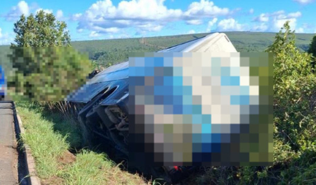 Ônibus que seguia para Arapiraca com 46 passageiros tomba no interior de MG