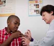 Meninos já podem se vacinar contra HPV no SUS; veja mudanças na vacinação