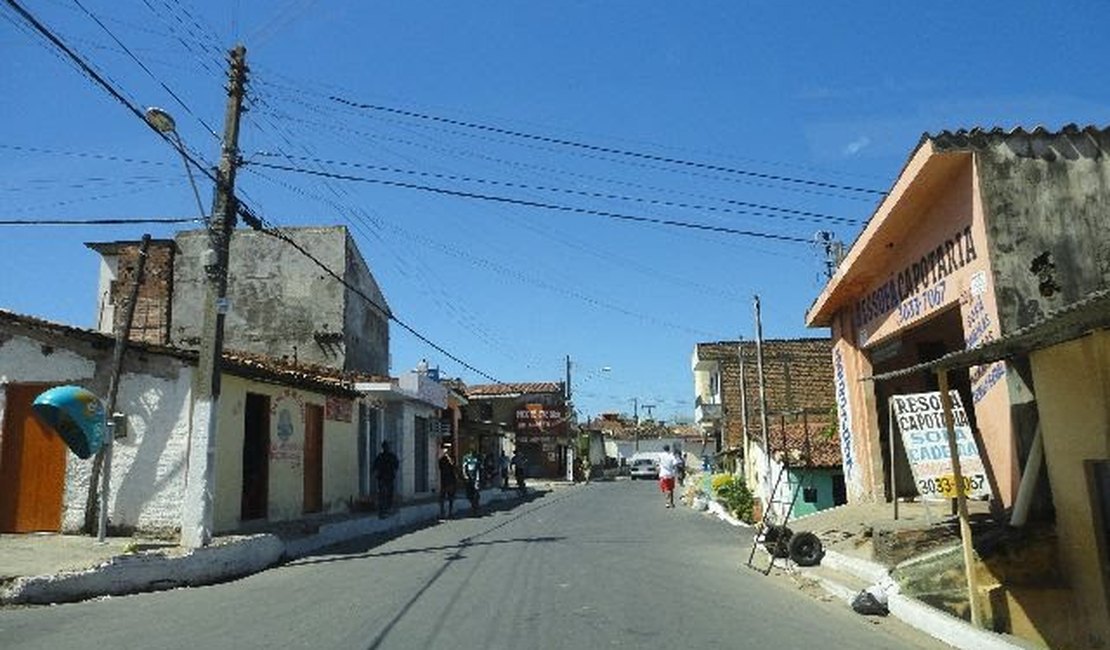 Homem é executado próximo à igreja no bairro do Jacintinho