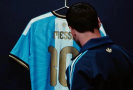 Messi mostra camisa especial para jogo de despedida da Argentina
