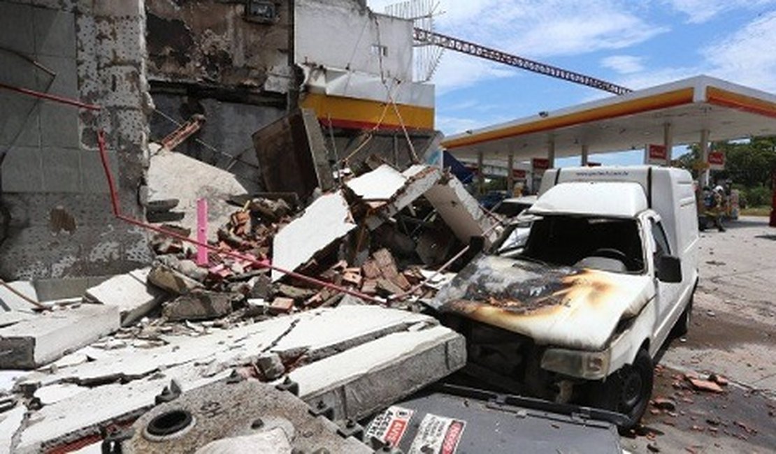 VÍDEO. Bomba de posto explode, incendeia carros e loja de conveniência