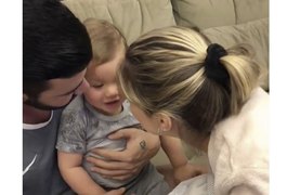 Gusttavo Lima compartilha momento em que Gabriel conhece o irmão recém-nascido