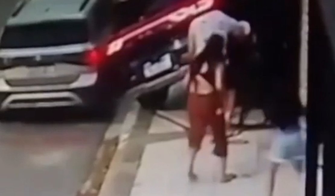 Carro descontrolado atinge mãe e criança na calçada no bairro do Farol, em Maceió