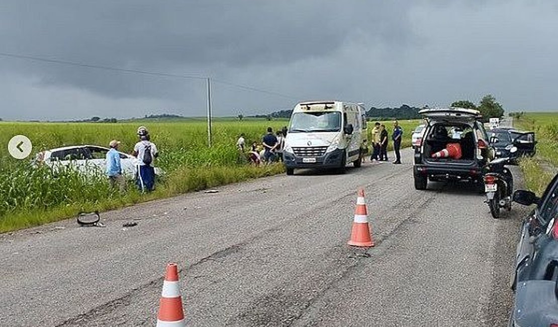 Mulher fica ferida ao ser arremessada de carro em acidente no interior alagoano