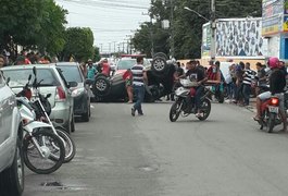 Condutora passa mal e carro capota na Rua Ventura de Farias, em Arapiraca