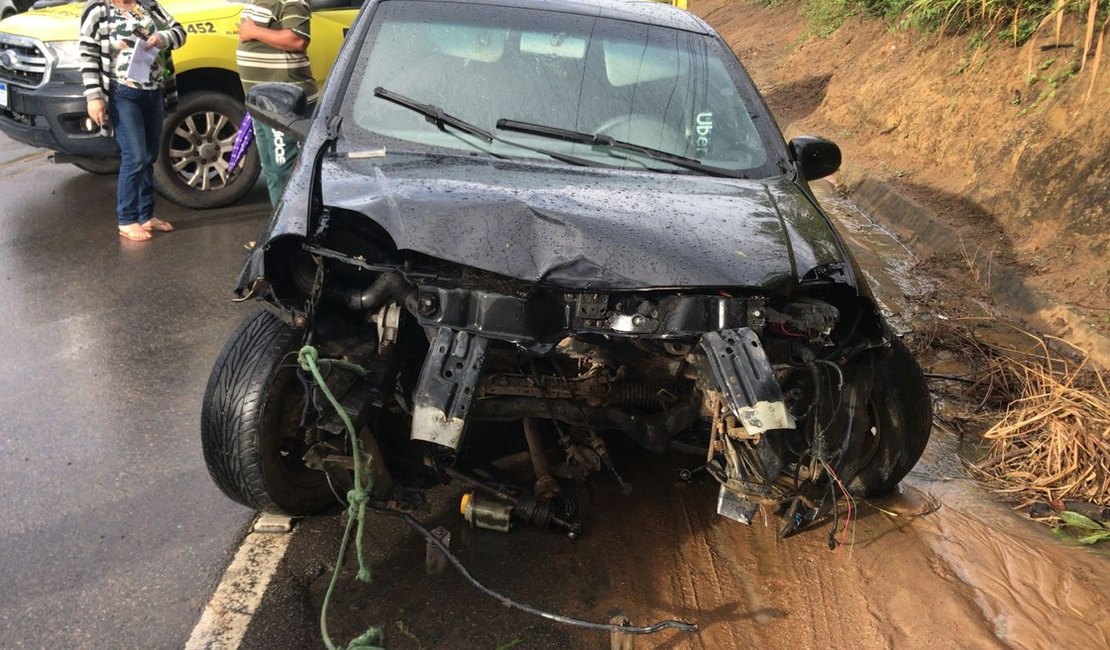 Duas pessoas ficam feridas após carro colidir com barranco no interior de Alagoas