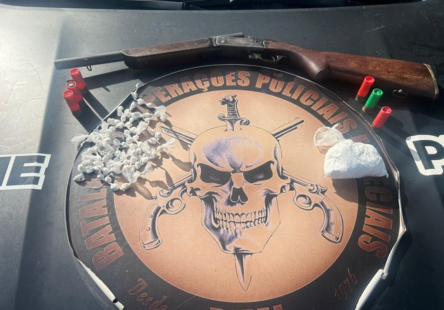 Operação Pé na Areia apreende espingarda artesanal e cerca de 350g de cocaína em Jequiá da Praia