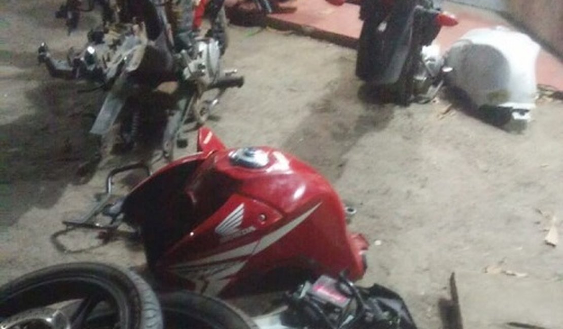 Mulher é presa e adolescente apreendido com peças de moto roubada em Arapiraca