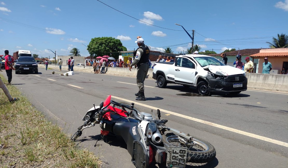 VÍDEO. Professor morre ao fazer conversão irregular e colidir em carro, na AL-220