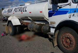 Criança morre após ser atropelada por caminhão-pipa na AL-130, em Pão de Açúcar