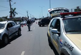 Colisão envolvendo dois carros deixa trânsito lento na Rodovia José Alexandre