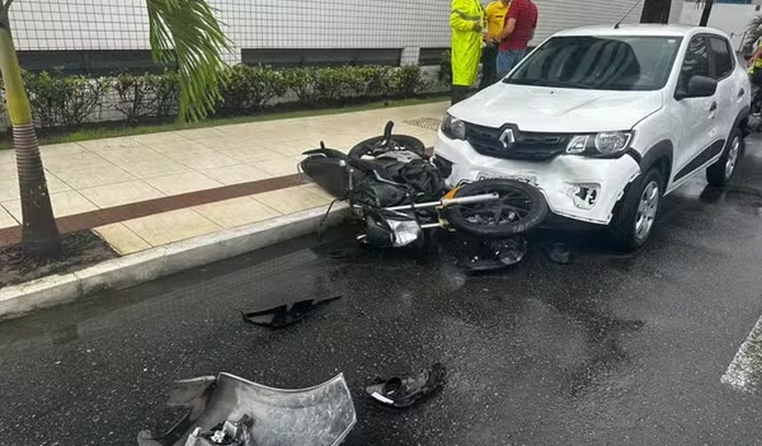 Motociclista morre em batida com carro em cruzamento em Maceió