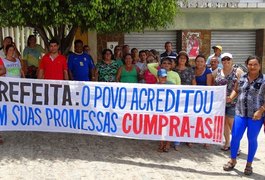 Professores de Traipu fazem protesto por salário atrasado