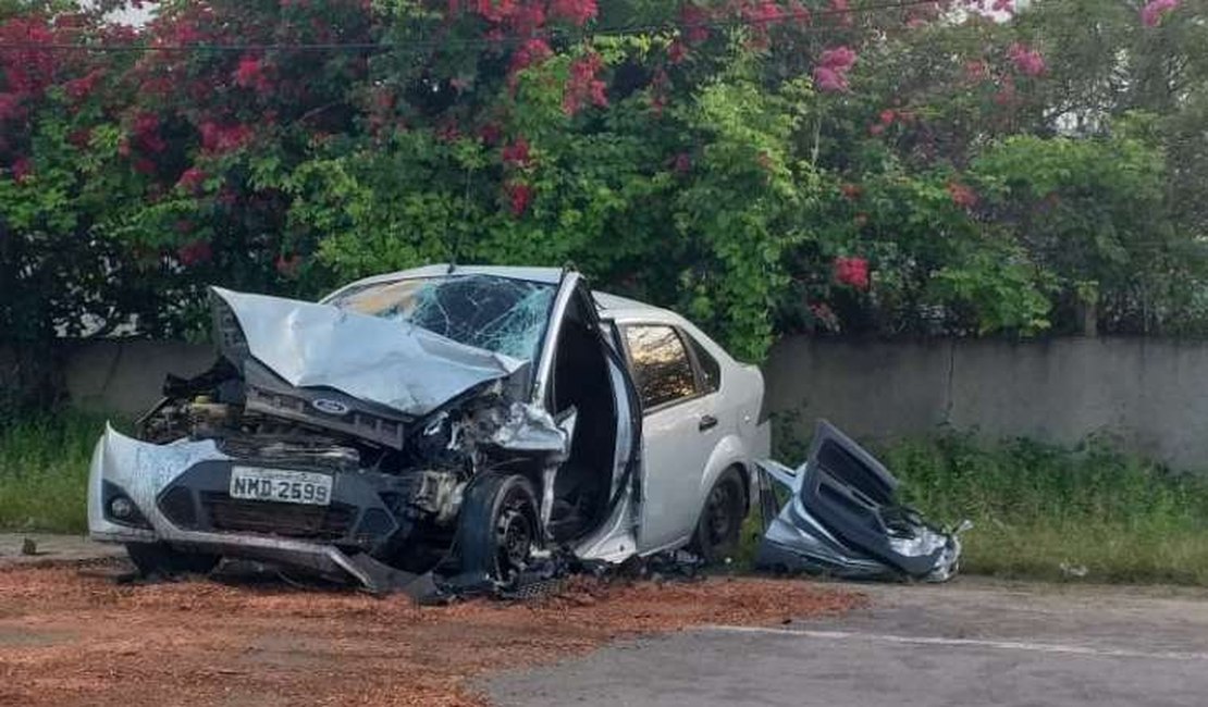 Quatro pessoas ficam gravemente feridas em colisão entre van e carro no Agreste de Alagoas