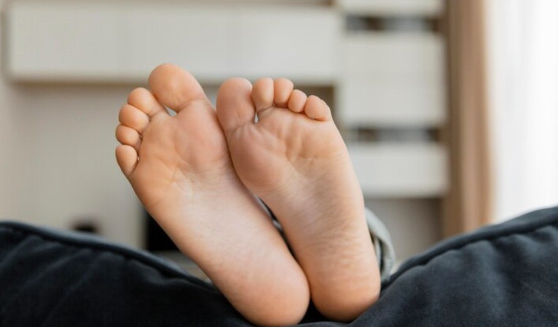 Homem revela que serviu o próprio pé a amigos após amputação e história viraliza em podcast