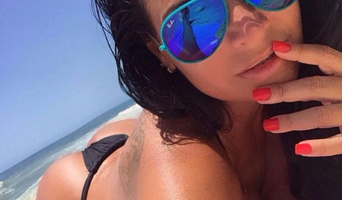 Solange Gomes faz topless na praia e fãs vão à loucura nas redes sociais