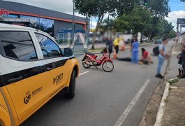 Colisão entre motos deixa mulher ferida em cruzamento movimentado de Arapiraca