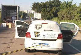 Ladrões atacam caminhão com canetas emagrecedoras, trocam tiros com escolta e levam motorista refém