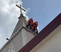 Homem é resgatado após cerca de 18 horas no topo da torre da igreja Santo Antônio, em Arapiraca