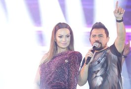 É saia ou cinto? Solange Almeida exibe pernas poderosas em show