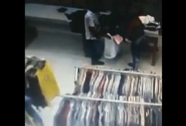 VÍDEO. Casal furta peças de roupa em loja no Centro de São Miguel dos Campos