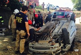 Capotamento deixa dois feridos e uma morta na BR-101 em Boca da Mata