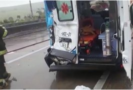 Veículos do Samu e dos bombeiros são atingidos por caminhoneiro durante resgate de outro acidente, em Rio Largo