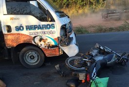 Acidente entre moto e carro deixa duas pessoas feridas na BR 101