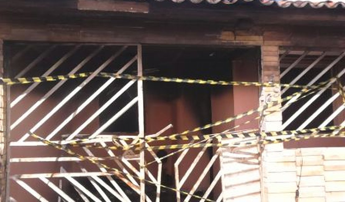 Curto-circuito provoca incêndio em residência no bairro Caititus, em Arapiraca