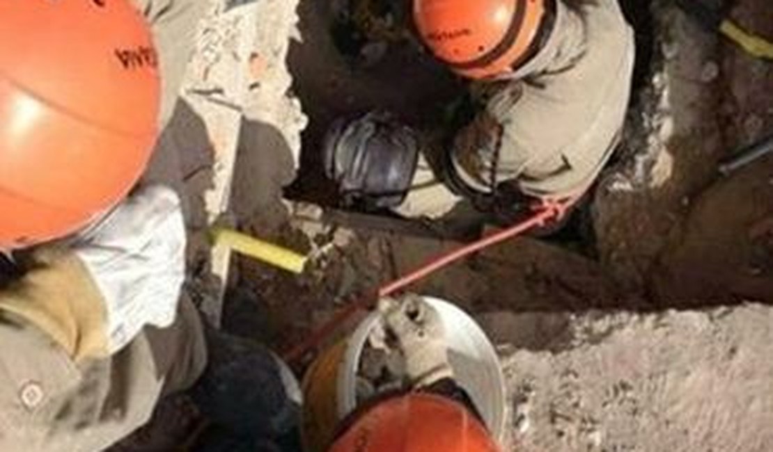 Bombeiros localizam família viva em escombros de prédio que desabou em SE