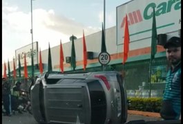 Motorista perde controle de veículo e arranca árvore em Arapiraca