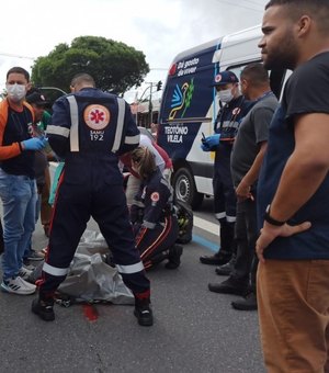 Idosa morre após ser atropelada por ônibus escolar em avenida movimentada de Maceió