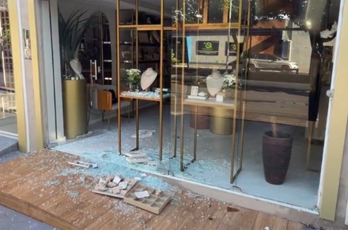 VÍDEO: Vidraça de loja de semijoias é quebrada e produtos são furtados na Jatiúca, em Maceió: 'Anos de esforço'