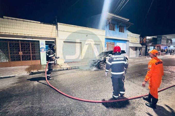 Land Rover Evoque pega fogo e tem parte dianteira destruída em Arapiraca