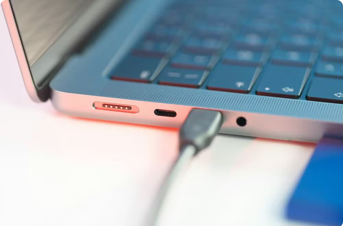 Deixar o notebook ligado na tomada o dia todo estraga a bateria?