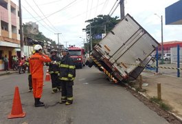 Caminhão colide contra poste e deixa seis pessoas feridas