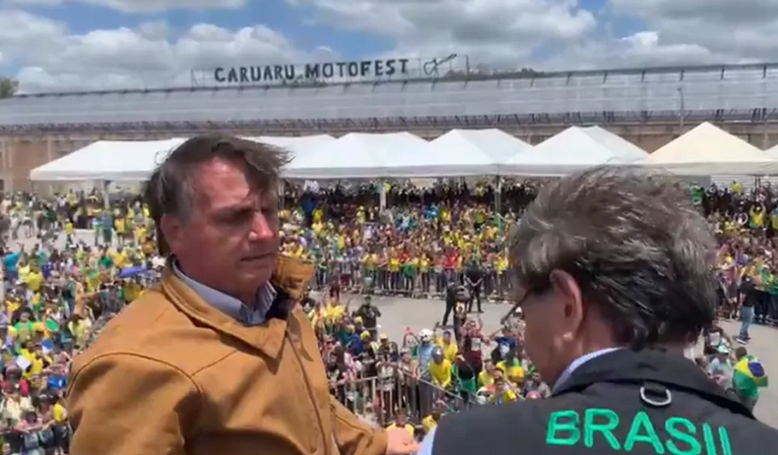 Bolsonaro faz campanha no agreste de Pernambuco e critica 'escândalos' de governos passados