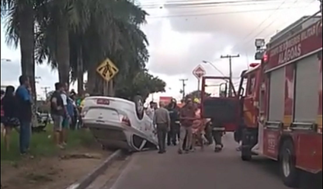 VÍDEO. Taxista perde controle da direção e capota veículo na Durval de Góes Monteiro
