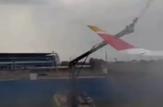 Avião se choca com caminhão de bombeiros durante batismo em voo inaugural