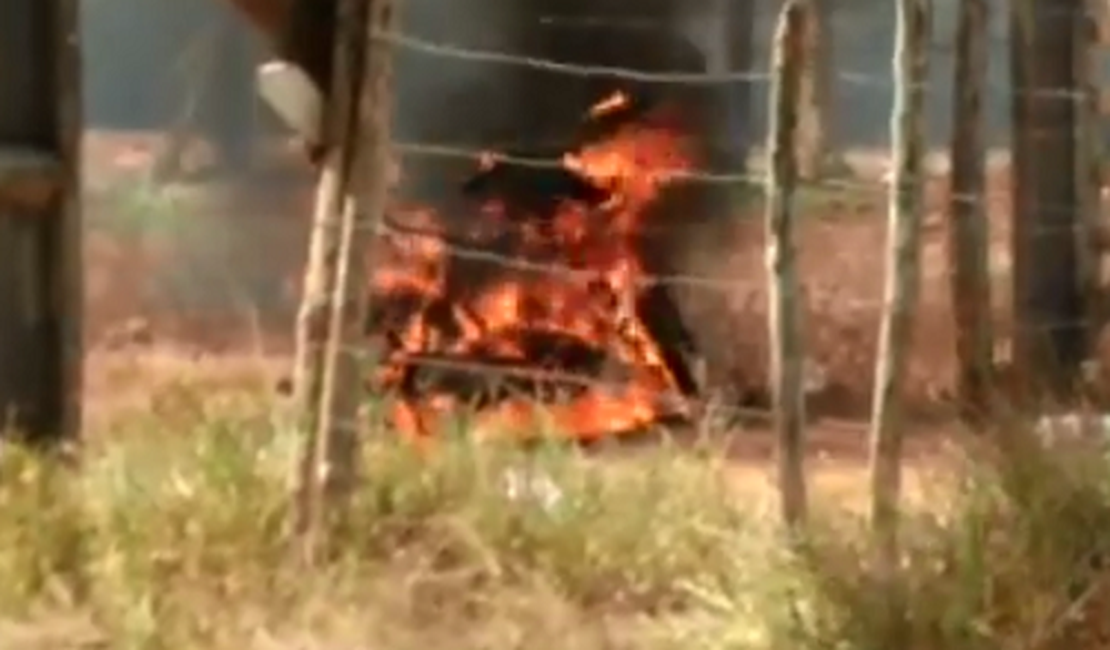 VÍDEO. Revoltado com serviço de oficina, homem ateia fogo à cinquentinha, em Arapiraca
