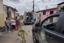 Populares acionam polícia após homem atirar pedras em quem passava pela rua, em Arapiraca