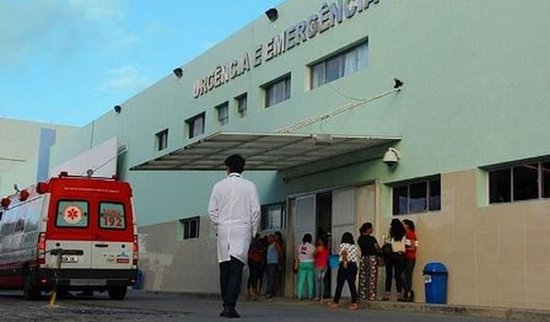 Turista de 70 anos sofre corte na cabeça ao levar queda na Orla de Maceió