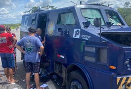 Criminosos armam tocaia e explodem carro forte no interior da Paraíba