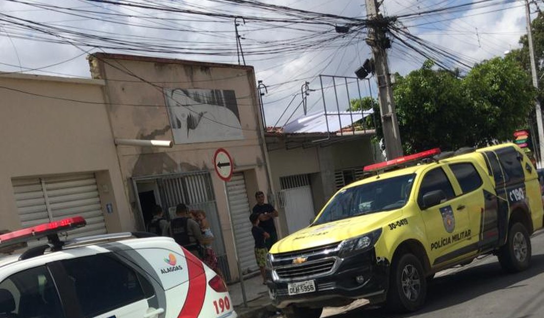 Vídeo. Suspeito de assalto é preso após tentar fugir pulando muros, em Arapiraca