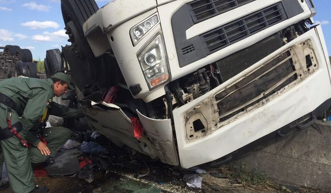 Motorista morre em capotamento de caminhão em trecho da BR-101